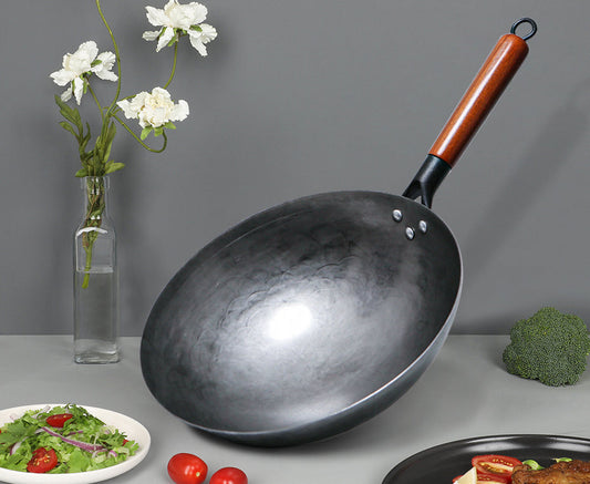 Wok chinois en acier carbone martelé prêt à être culotté