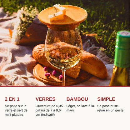 Plateau apéritif en bambou posé sur un verre de vin blanc lors d'un pique-nique, avec ses 4 points clés