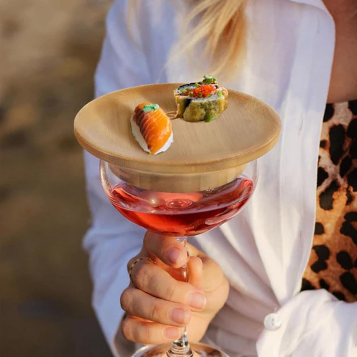 Plateau en bambou garni de sushis posé sur une coupe