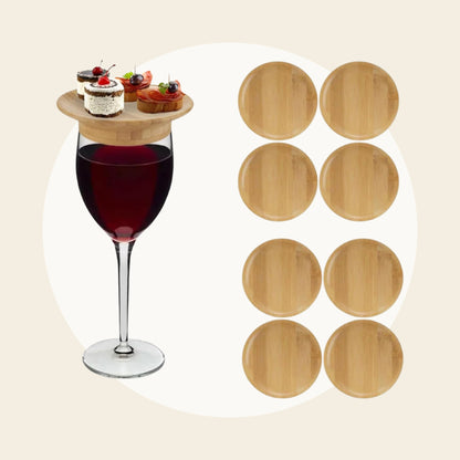 Lot de 8 plateaux apéritif en bambou, dont un posé sur un verre de vin rouge