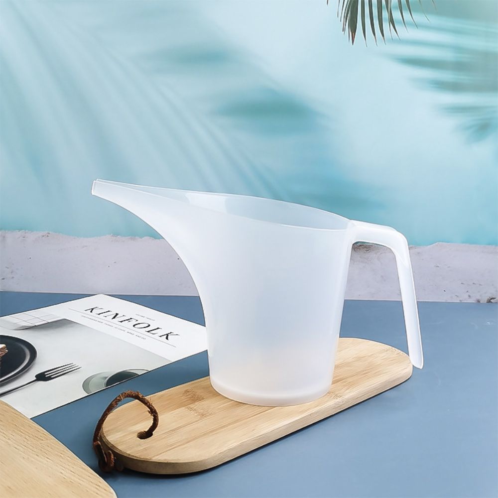Pichet en plastique gradué 1L — Bec verseur long - cuisine inspirante