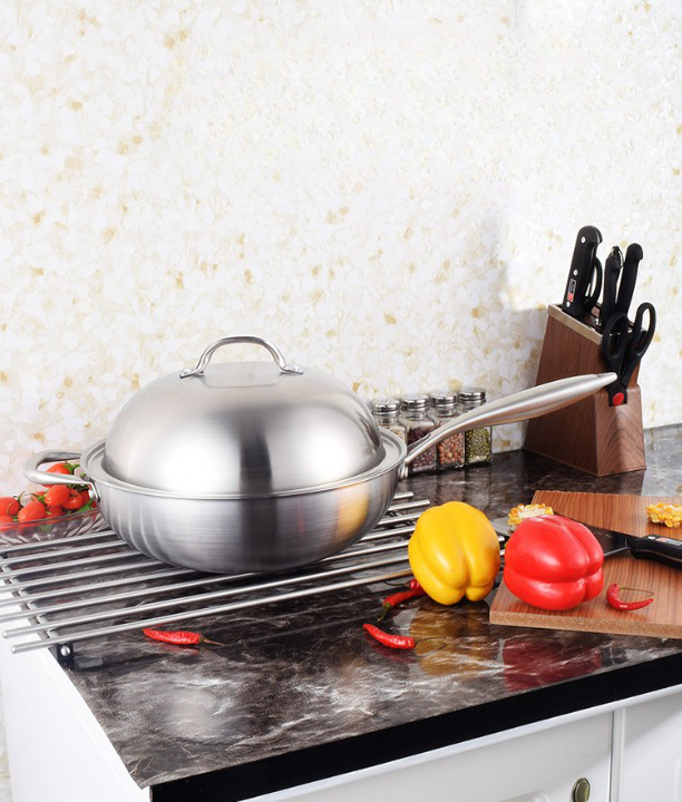 Wok inox 32 cm avec couvercle sur un plan de travail de cuisine