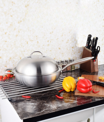Wok inox 32 cm avec couvercle sur un plan de travail de cuisine