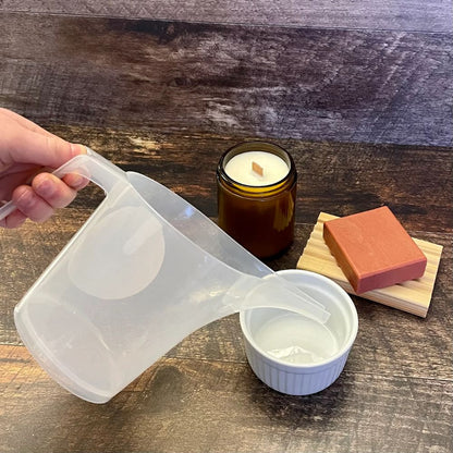 Pichet en plastique gradué 1L — Bec verseur long - cuisine inspirante