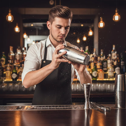 Barman utilisant shaker cocktail inox professionnel pour préparer mojito parfait