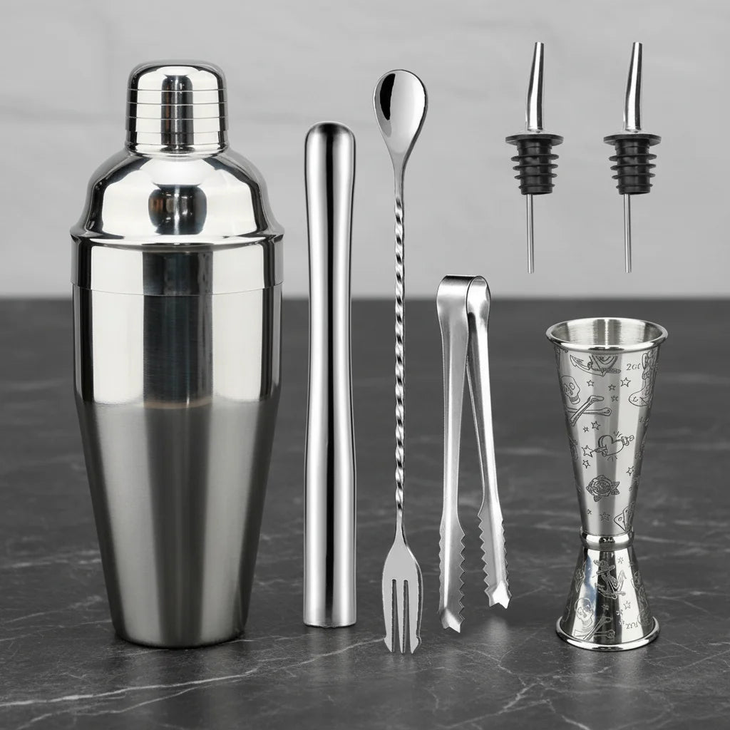 Soirée cocktails maison avec shaker professionnel inox pour impressionner invités
