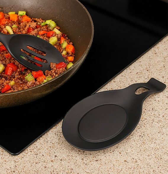 Repose cuillère en silicone noir - cuisine inspirante