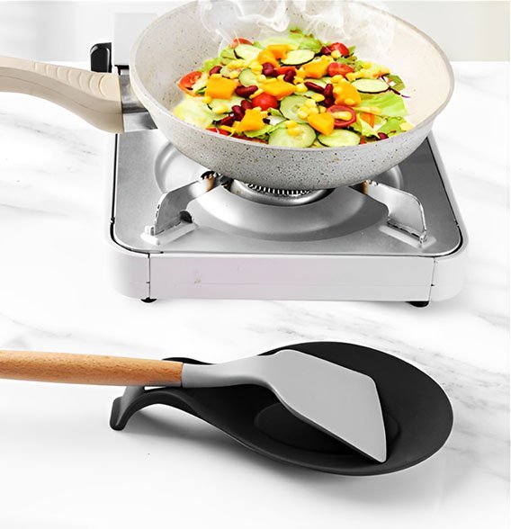Repose cuillère en silicone noir - cuisine inspirante