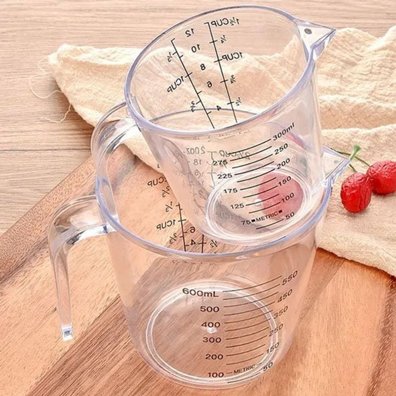 Verre doseur en verre, préparation culinaire facile